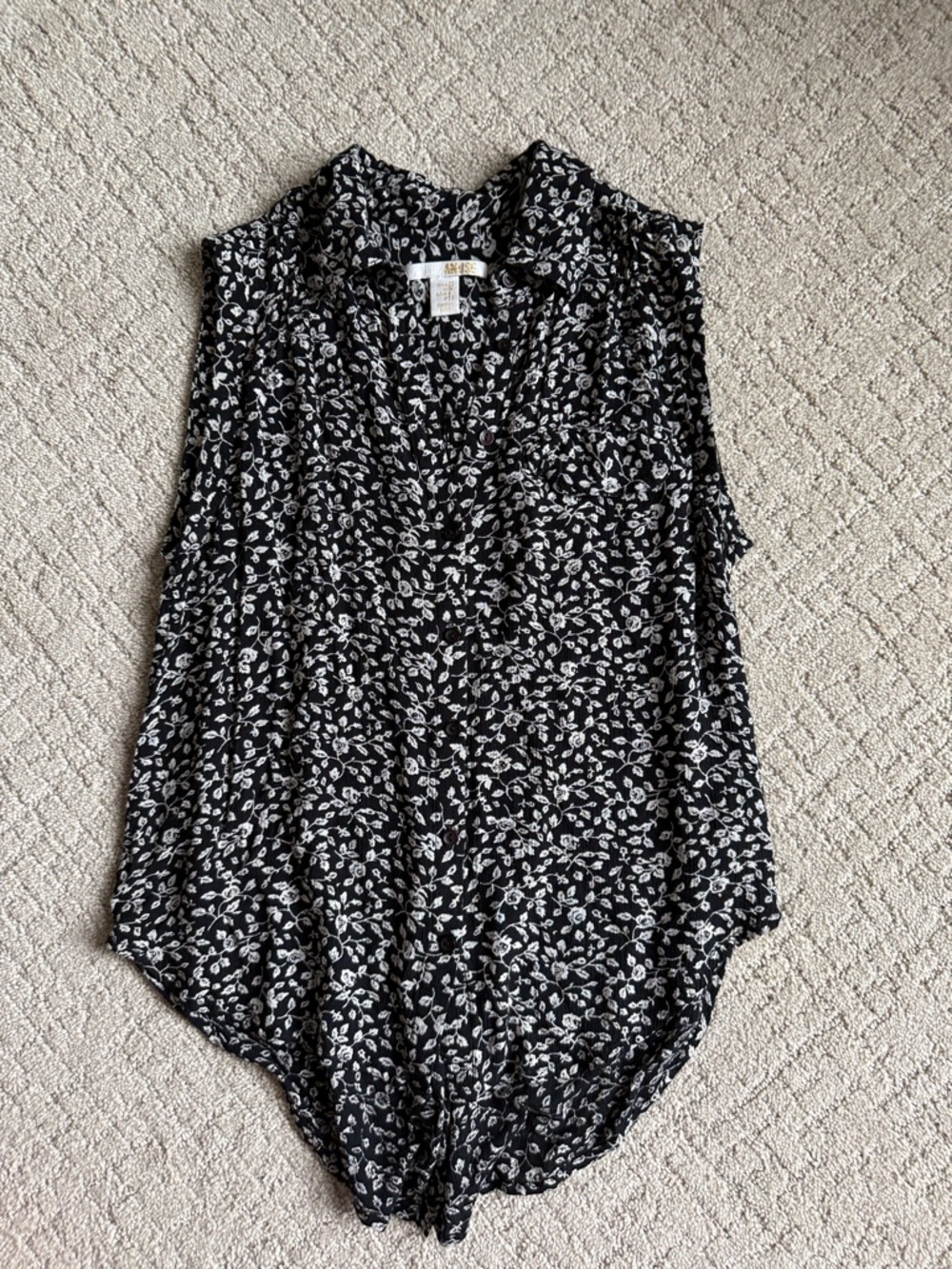 Amuse Society Black & White Floral V-Neck Sleeveless Camisole Top